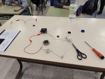 La clase de 5ºB del María Moliner hace un experimento magnético