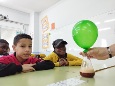 EL MISTERI RESOLT DEL GAS MISTERIÓS QUE APAGAVA LES ESPELMES DE L'AULA. 