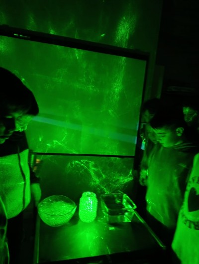 La luz juega con los orbeez y nosotros con ellos