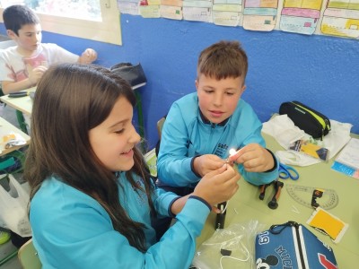 Electricidad e imanes: fuerzas invisibles en acción