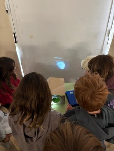 JUGUEM AMB LA LLUM I MATERIALS.